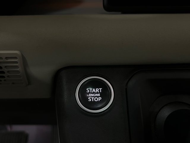 LAND ROVER Defender usata, con Park Distance Control