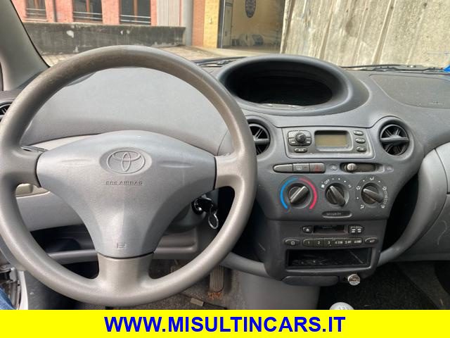 TOYOTA Yaris usata 9