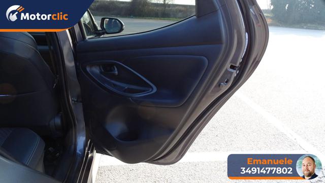 TOYOTA Yaris usata, con Specchietto retrovisore con funzione antiabbagliamento