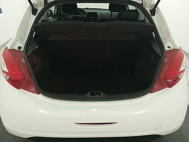 PEUGEOT 208 usata, con Leve al volante