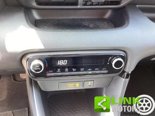 TOYOTA Yaris usata, con Fari LED