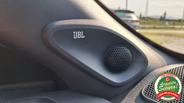 TOYOTA Yaris usata, con Fari LED