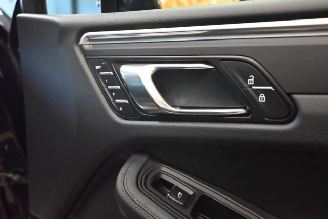 PORSCHE Macan usata 260