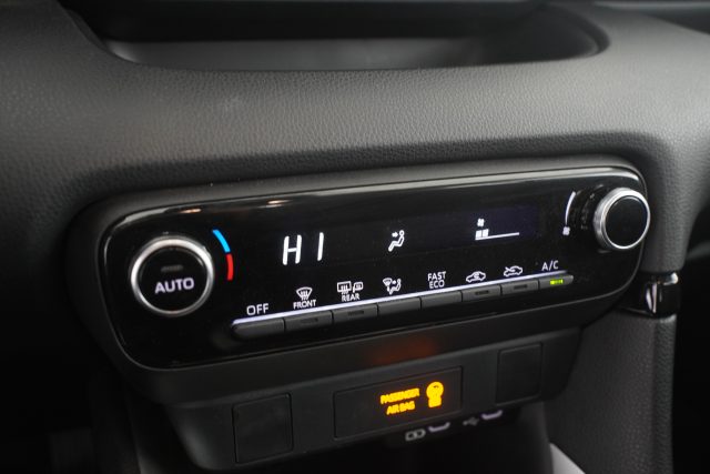 TOYOTA Yaris usata 8