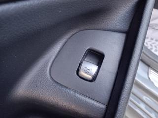 MERCEDES-BENZ E 220 usata, con Leve al volante