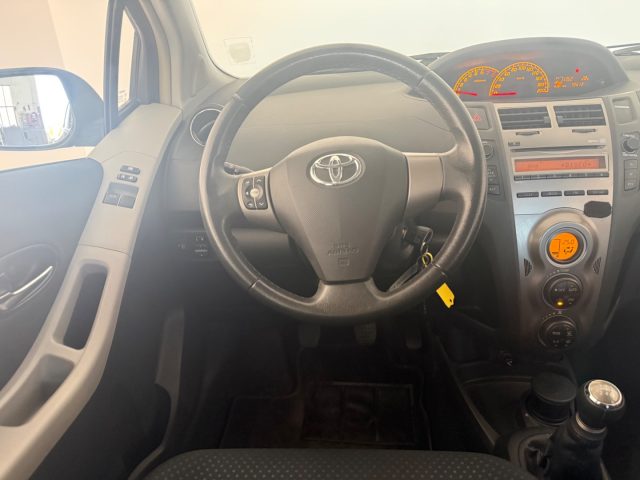 TOYOTA Yaris usata 9