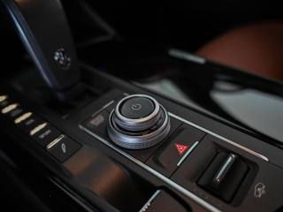 MASERATI Levante usata, con Hill holder