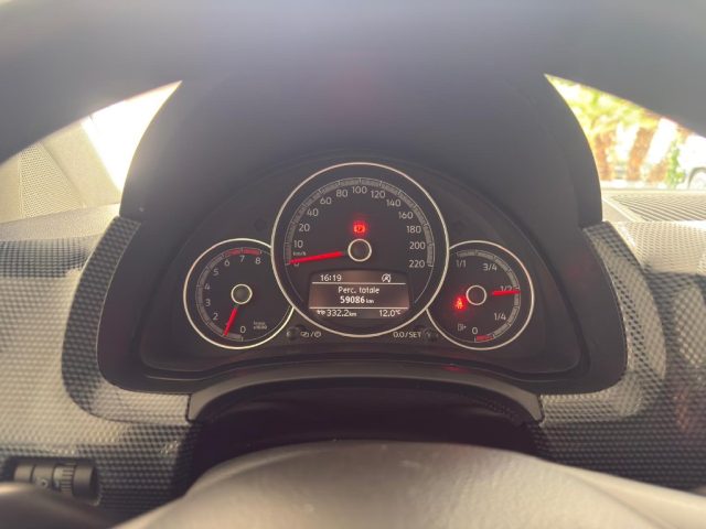 VOLKSWAGEN up! usata, con Autoradio digitale