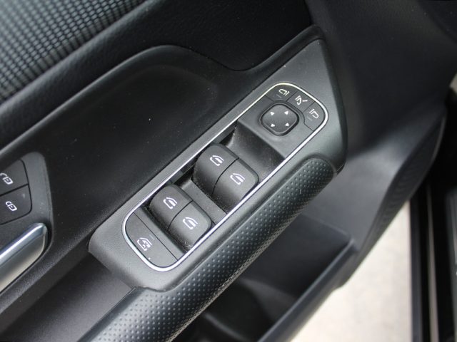 MERCEDES-BENZ GLB 180 usata, con Fari LED