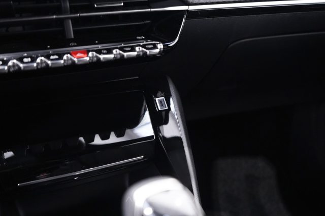 PEUGEOT 2008 usata, con Luci diurne LED