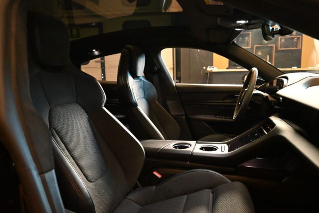 PORSCHE Taycan usata 37