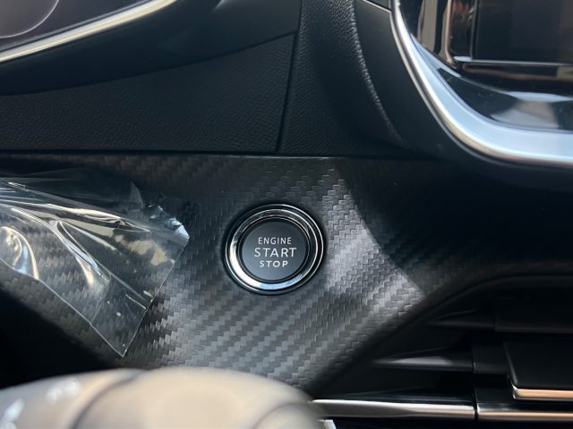 PEUGEOT 2008 usata, con Autoradio digitale