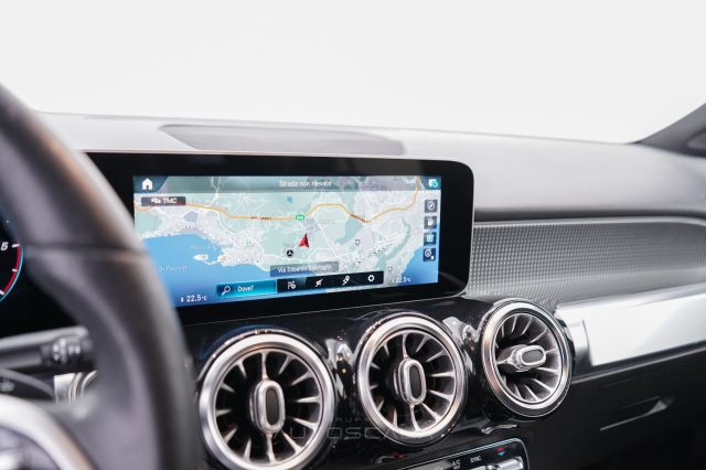 MERCEDES-BENZ GLB 200 usata, con Luci diurne LED