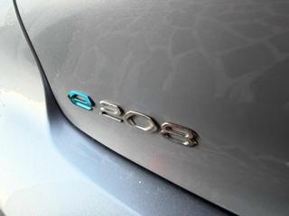 PEUGEOT 208 usata, con Sedile posteriore sdoppiato