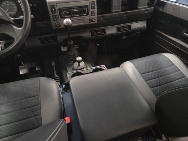 LAND ROVER Defender usata, con MP3