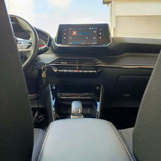 PEUGEOT 2008 usata, con Leve al volante