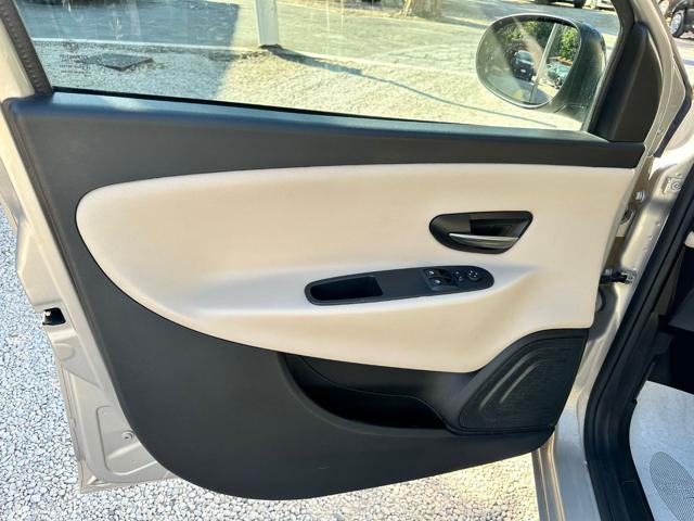 LANCIA Ypsilon usata, con USB