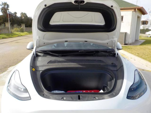 TESLA Model Y usata, con USB