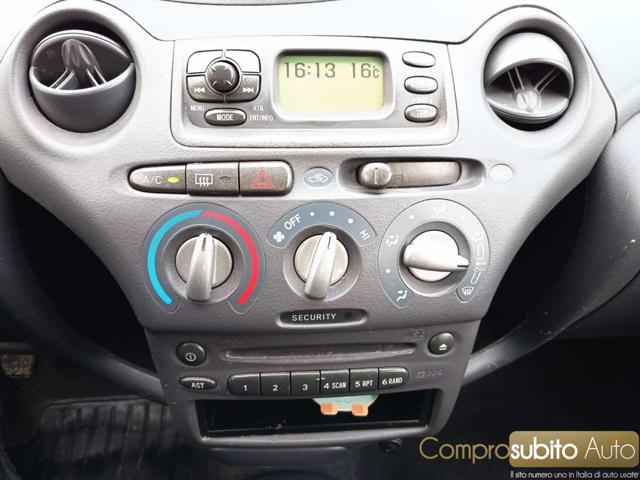 TOYOTA Yaris usata 15