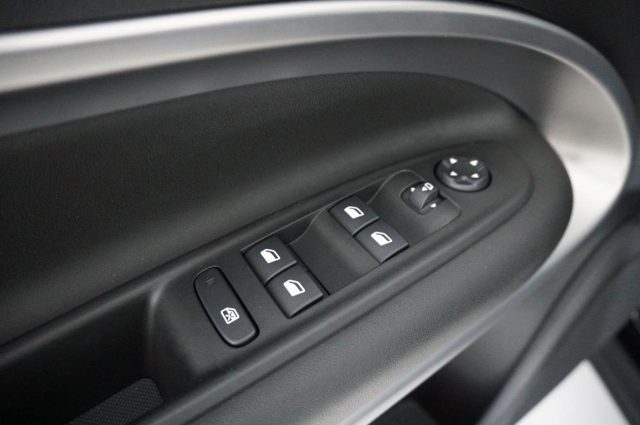 JEEP Avenger usata, con Volante in pelle