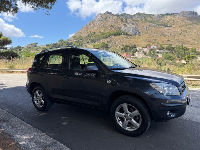 TOYOTA RAV 4 usata, con Autoradio