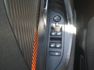 PEUGEOT 2008 usata, con Sistema di navigazione