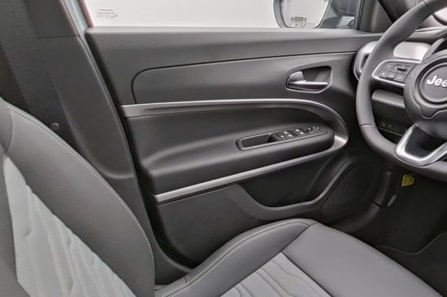 JEEP Avenger usata, con Controllo automatico clima