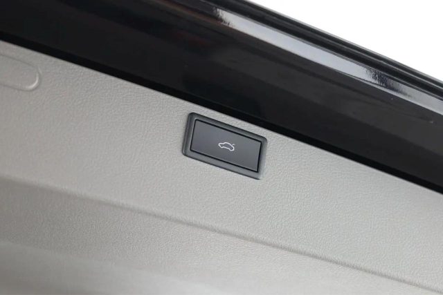 VOLKSWAGEN Caravelle usata, con USB