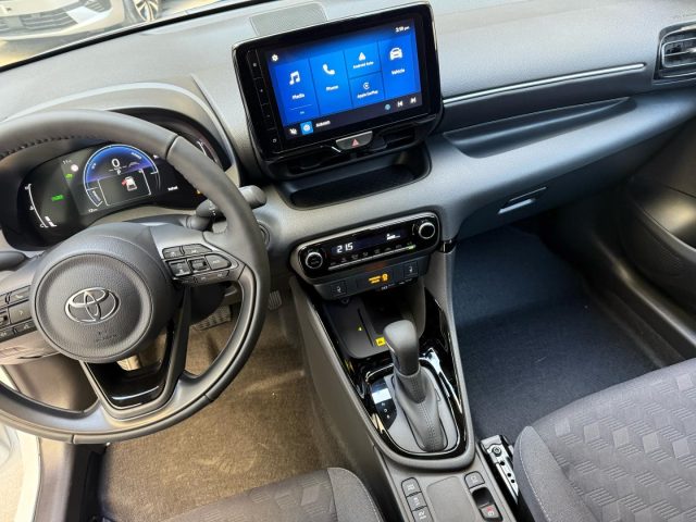 TOYOTA Yaris usata, con Fari LED