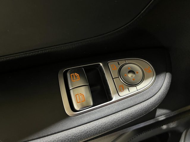 MERCEDES-BENZ V 220 usata, con Sistema di navigazione