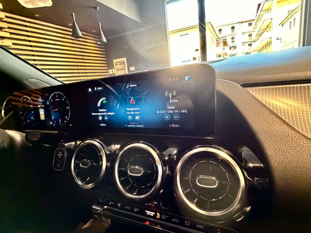 MERCEDES-BENZ GLA 200 usata, con Leve al volante