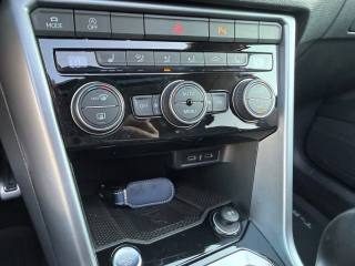 VOLKSWAGEN T-Roc usata, con USB