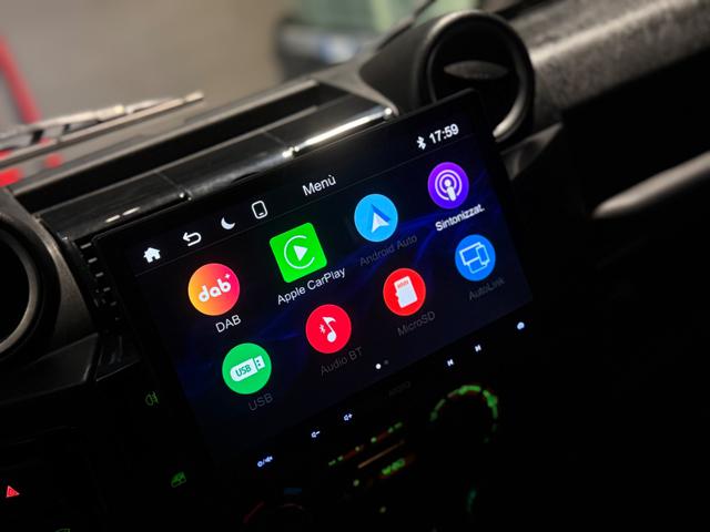 LAND ROVER Defender usata, con USB