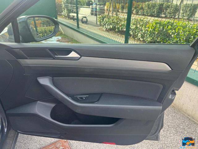 VOLKSWAGEN Passat usata, con Specchietti laterali elettrici