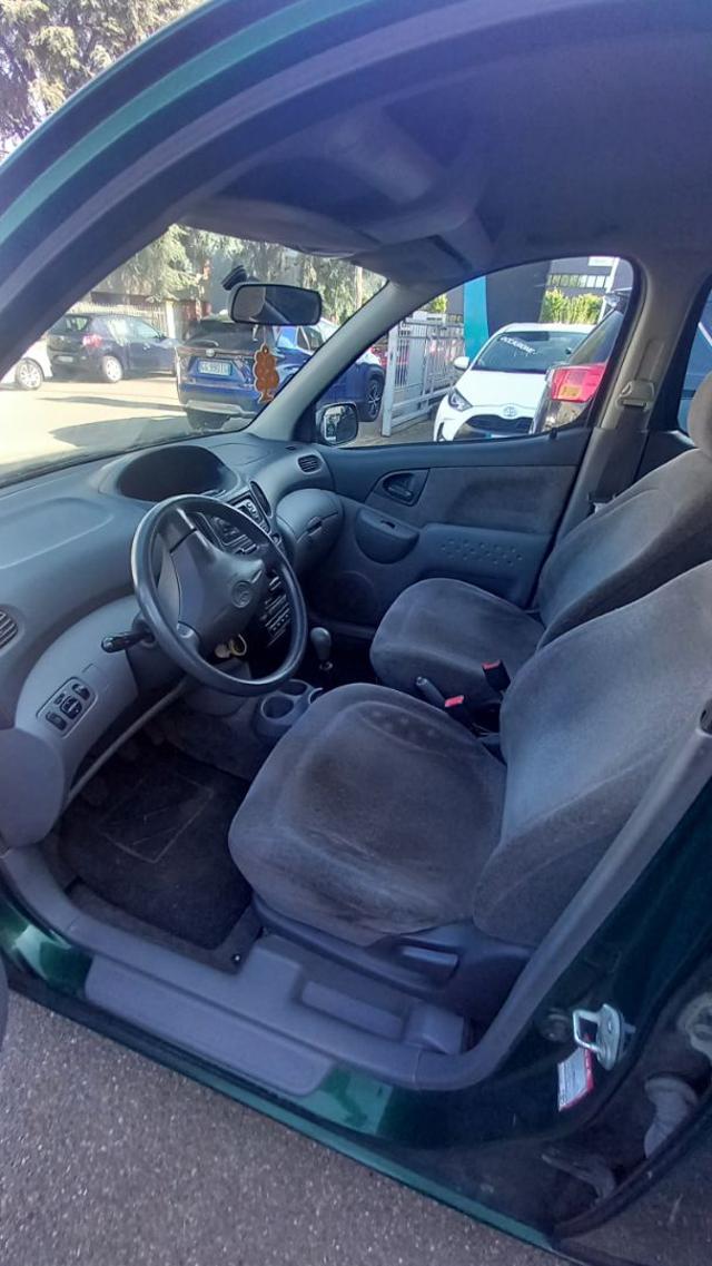TOYOTA Yaris usata, con Autoradio
