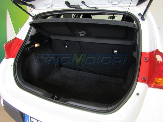 TOYOTA Auris usata, con USB