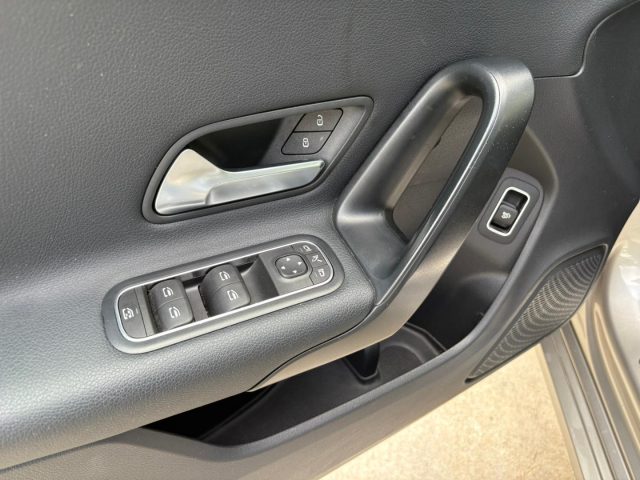 MERCEDES-BENZ CLA 180 usata, con Park Distance Control