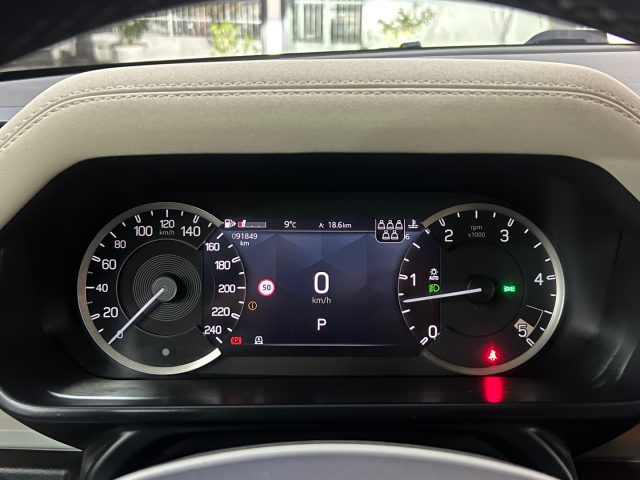 LAND ROVER Defender usata, con USB