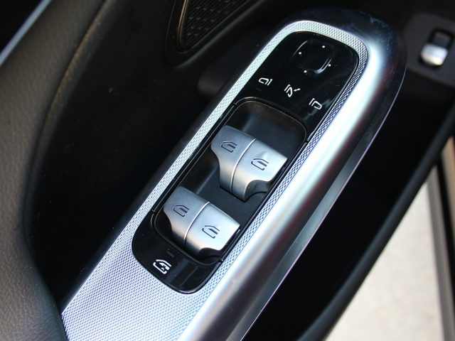 MERCEDES-BENZ E 220 usata, con Sedile posteriore sdoppiato