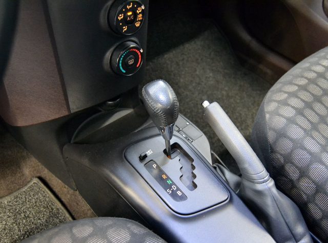 TOYOTA iQ usata, con Autoradio