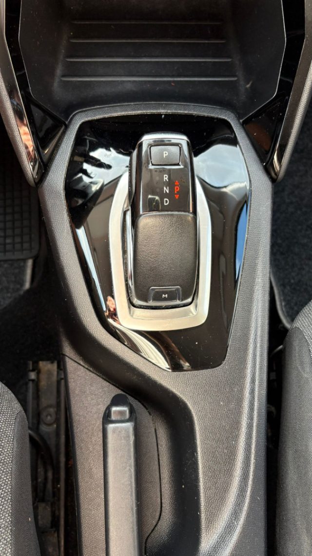 PEUGEOT 2008 usata, con Sensori di parcheggio posteriori