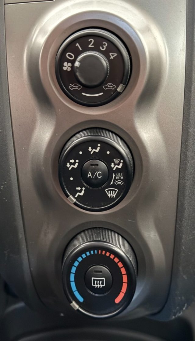 TOYOTA Yaris usata 16