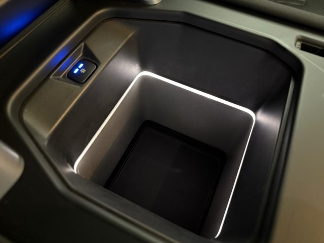 LAND ROVER Defender usata, con Autoradio digitale