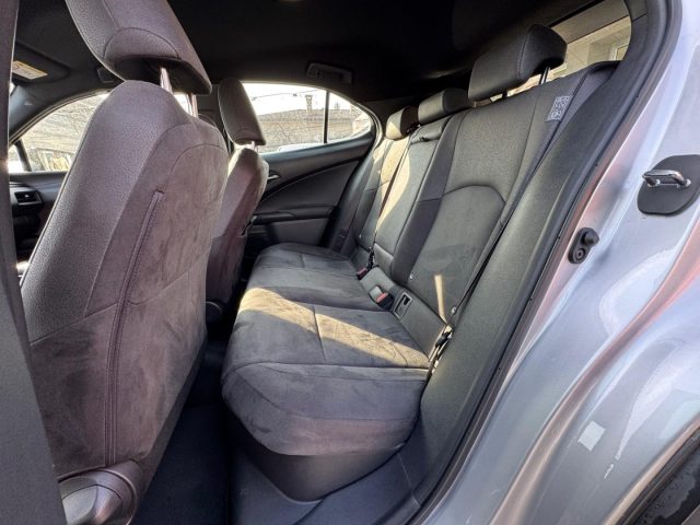 LEXUS UX 250h usata, con Bracciolo