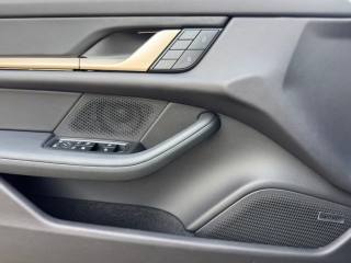 PORSCHE Taycan usata, con Park Distance Control