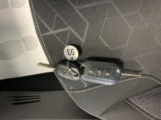 PEUGEOT 2008 usata, con Volante multifunzione