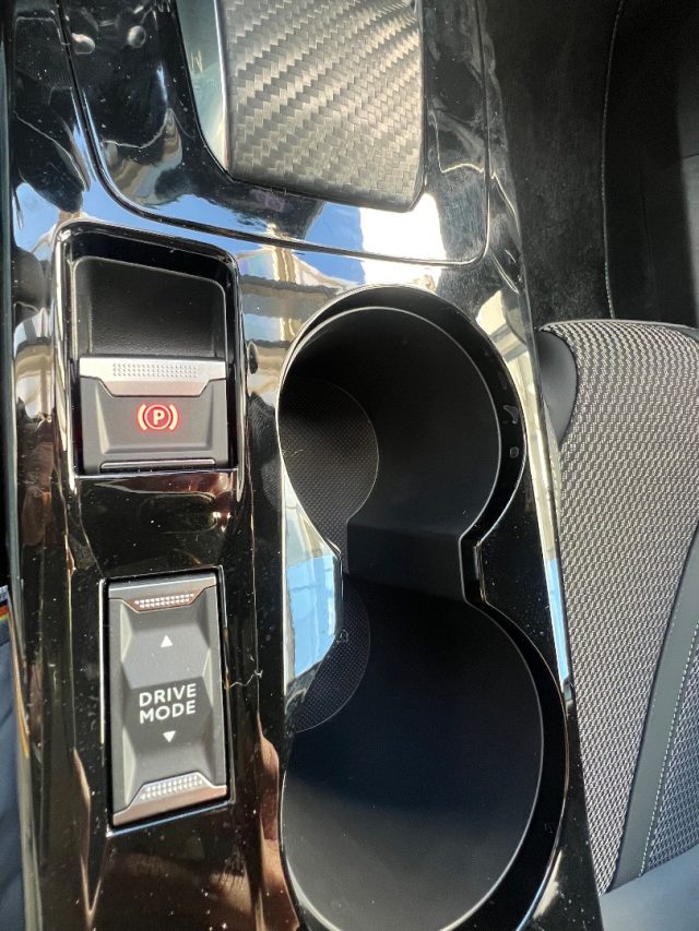 PEUGEOT 2008 usata, con Volante multifunzione