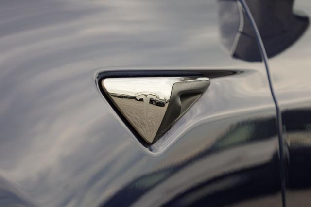 TESLA Model S usata, con Luci diurne LED
