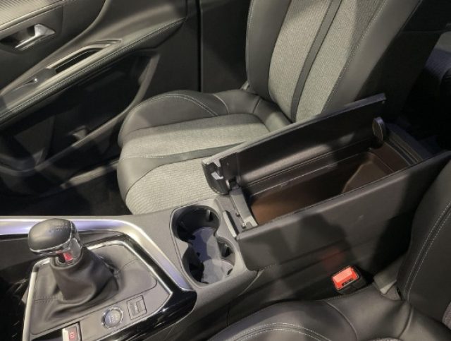 PEUGEOT 5008 usata, con Autoradio digitale