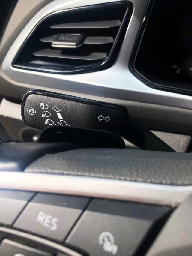 VOLKSWAGEN T-Roc usata, con USB